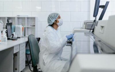 ¿Estudiar biomedicina tiene futuro? Ventajas y desventajas