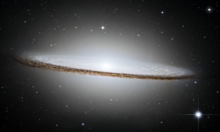 ¿Qué hay en la Galaxia del Sombrero?